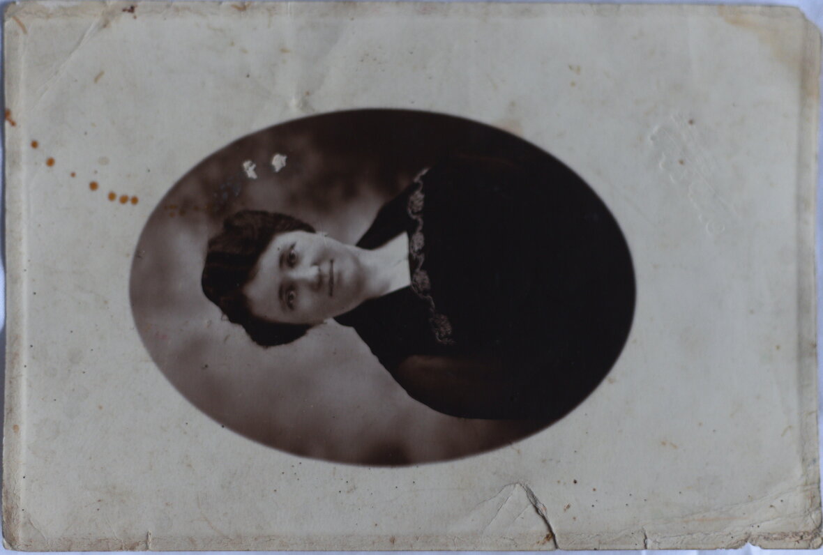 Zniszczony portret kobiety z początku XX w.