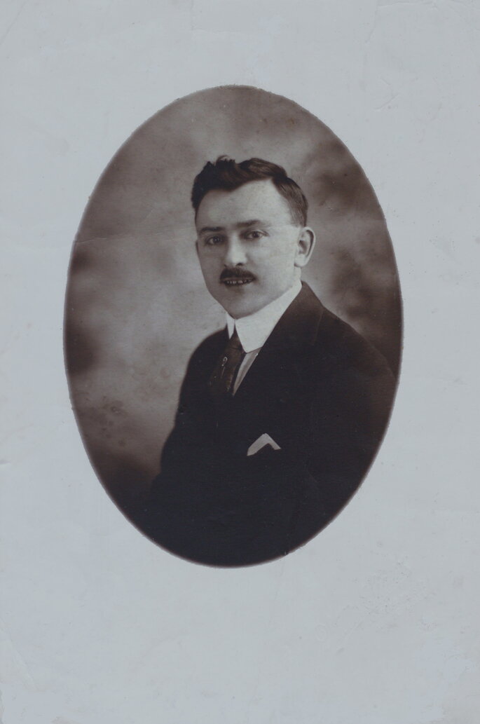 Odnowiony portret mężczyzny z poczatku XX w. Po konserwacji i renowacji w FotoReparo