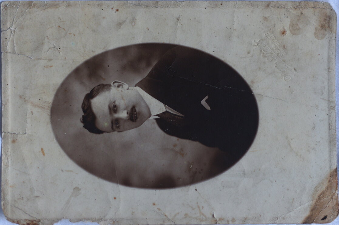 Zniszczony portret mężczyzny z początku XX w.