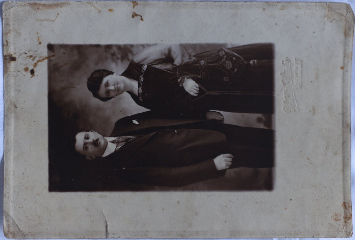 Zniszczony portret pary młodej z początku XX w.